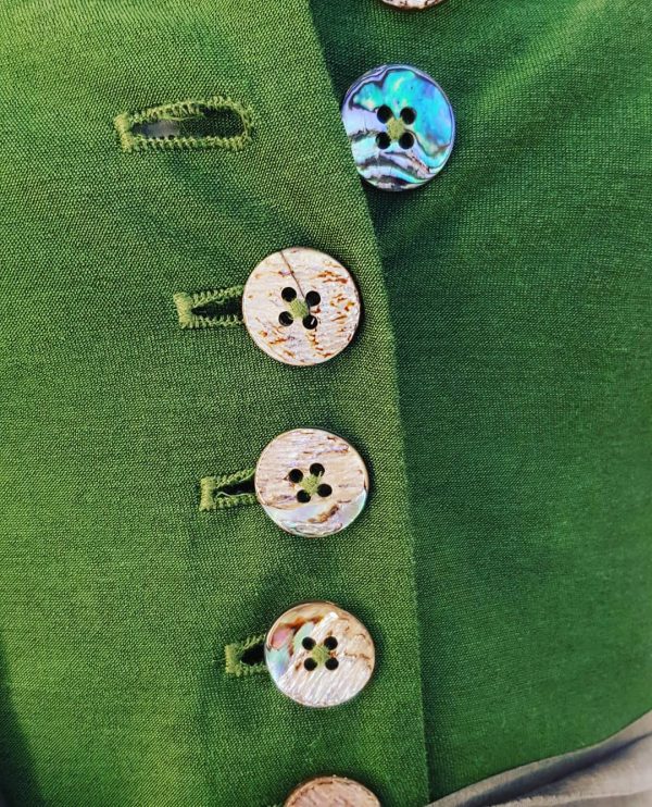 elegantes langes grün-graues Dirndl, graue transparente Seidenschürze mit großer Masche, edle weiße Spitzenbluse