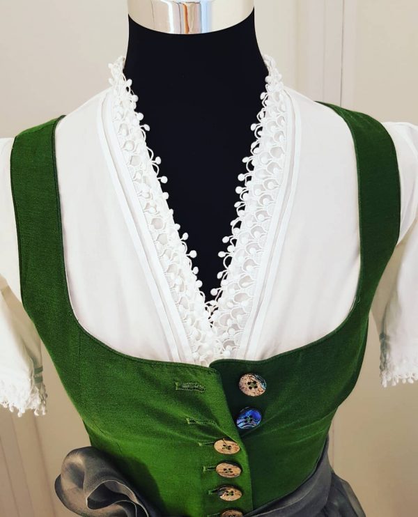 elegantes langes grün-graues Dirndl, graue transparente Seidenschürze mit großer Masche, edle weiße Spitzenbluse
