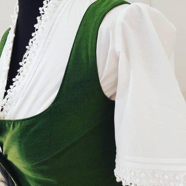 elegantes langes grün-graues Dirndl, graue transparente Seidenschürze mit großer Masche, edle weiße Spitzenbluse