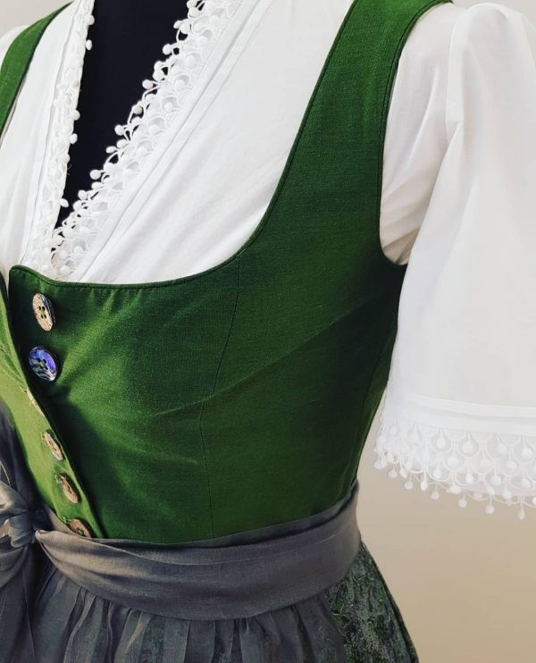 elegantes langes grün-graues Dirndl, graue transparente Seidenschürze mit großer Masche, edle weiße Spitzenbluse