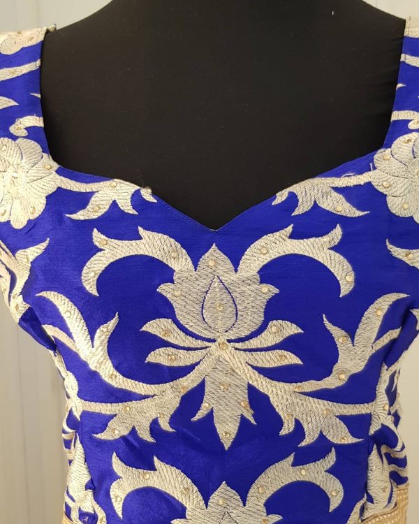 Eleganter Indischer Sari aus Seide in blau, rosa und grün , aufwendig bestickt, mit tranparentem bestickten Kopftuch