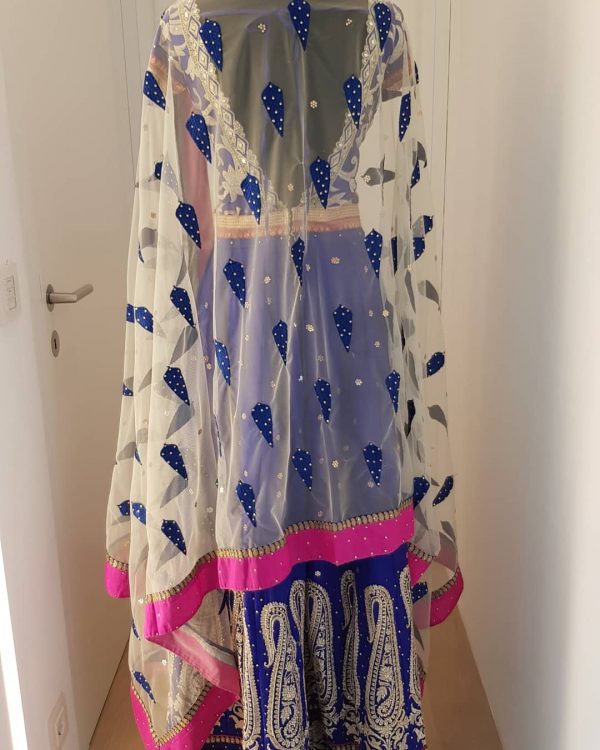 Eleganter Indischer Sari aus Seide in blau, rosa und grün , aufwendig bestickt, mit tranparentem bestickten Kopftuch