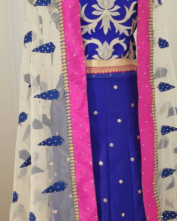 Eleganter Indischer Sari aus Seide in blau, rosa und grün , aufwendig bestickt, mit tranparentem bestickten Kopftuch