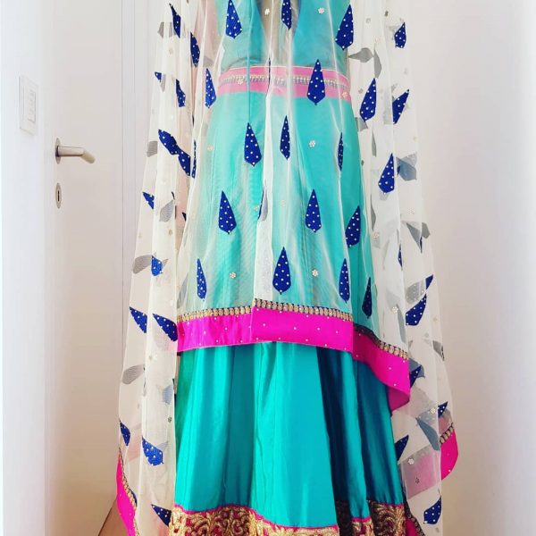 Eleganter Indischer Sari aus Seide in grün, rosa und blau, aufwendig bestickt, mit tranparentem bestickten Kopftuch