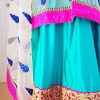 Eleganter Indischer Sari aus Seide in grün, rosa und blau, aufwendig bestickt, mit tranparentem bestickten Kopftuch