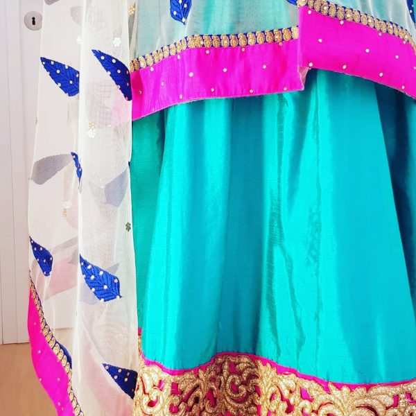 Eleganter Indischer Sari aus Seide in grün, rosa und blau, aufwendig bestickt, mit tranparentem bestickten Kopftuch