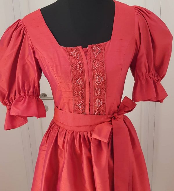 edles langes Seidendirndl in rot mit Puffärmeln mit gleichfarbiger oder dunkelblauer Schürze, schöne Stickerei am Leib, Hackerlverschluß