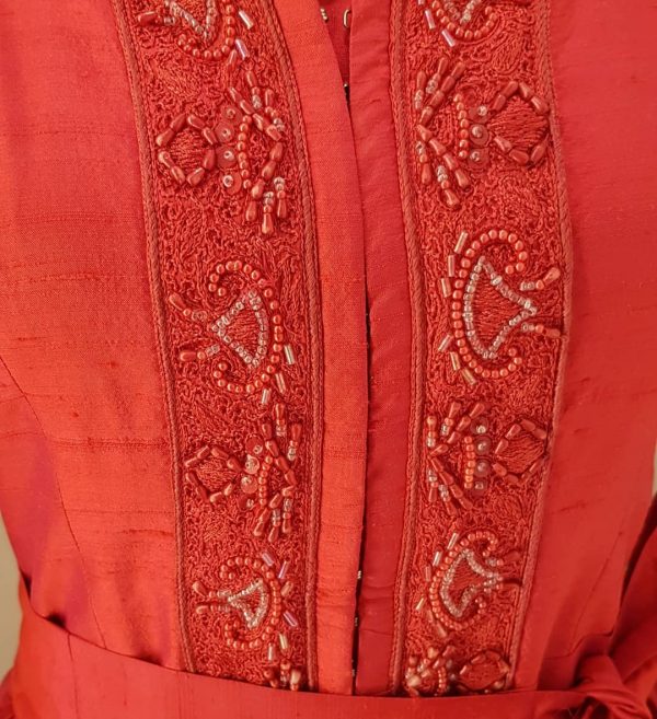 edles langes Seidendirndl in rot mit Puffärmeln mit gleichfarbiger oder dunkelblauer Schürze, schöne Stickerei am Leib, Hackerlverschluß