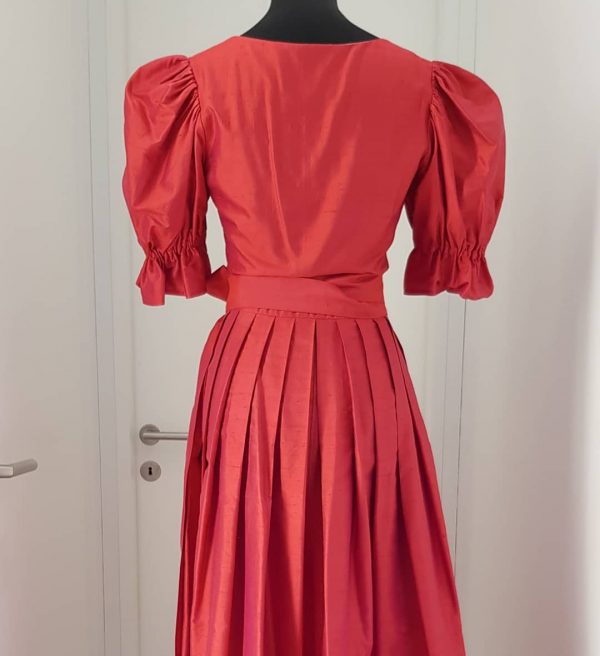 edles langes Seidendirndl in rot mit Puffärmeln mit gleichfarbiger oder dunkelblauer Schürze, schöne Stickerei am Leib, Hackerlverschluß
