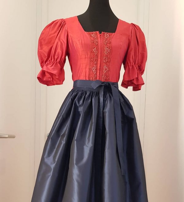 edles langes Seidendirndl in rot mit Puffärmeln mit gleichfarbiger oder dunkelblauer Schürze, schöne Stickerei am Leib, Hackerlverschluß