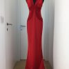 Figurbetontes rotes Ballkleid mit im Rücken gekreuzten Trägern, V-Optik im Ausschnitt, seitliche Taschen, bodenlang, mit leichter Schleppe, aus Satin und Baumwole, gefüttert