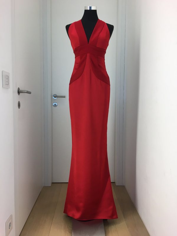 Figurbetontes rotes Ballkleid mit im Rücken gekreuzten Trägern, V-Optik im Ausschnitt, seitliche Taschen, bodenlang, mit leichter Schleppe, aus Satin und Baumwole, gefüttert