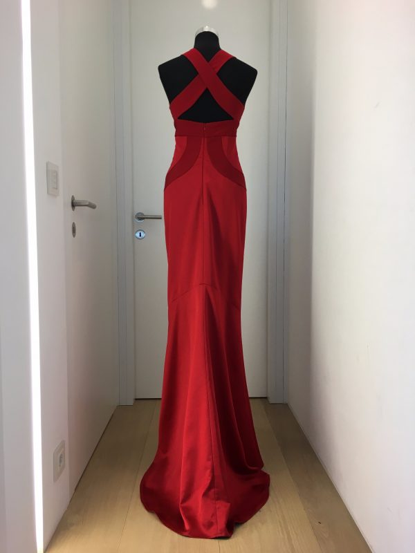 Figurbetontes rotes Ballkleid mit im Rücken gekreuzten Trägern, V-Optik im Ausschnitt, seitliche Taschen, bodenlang, mit leichter Schleppe, aus Satin und Baumwole, gefüttert