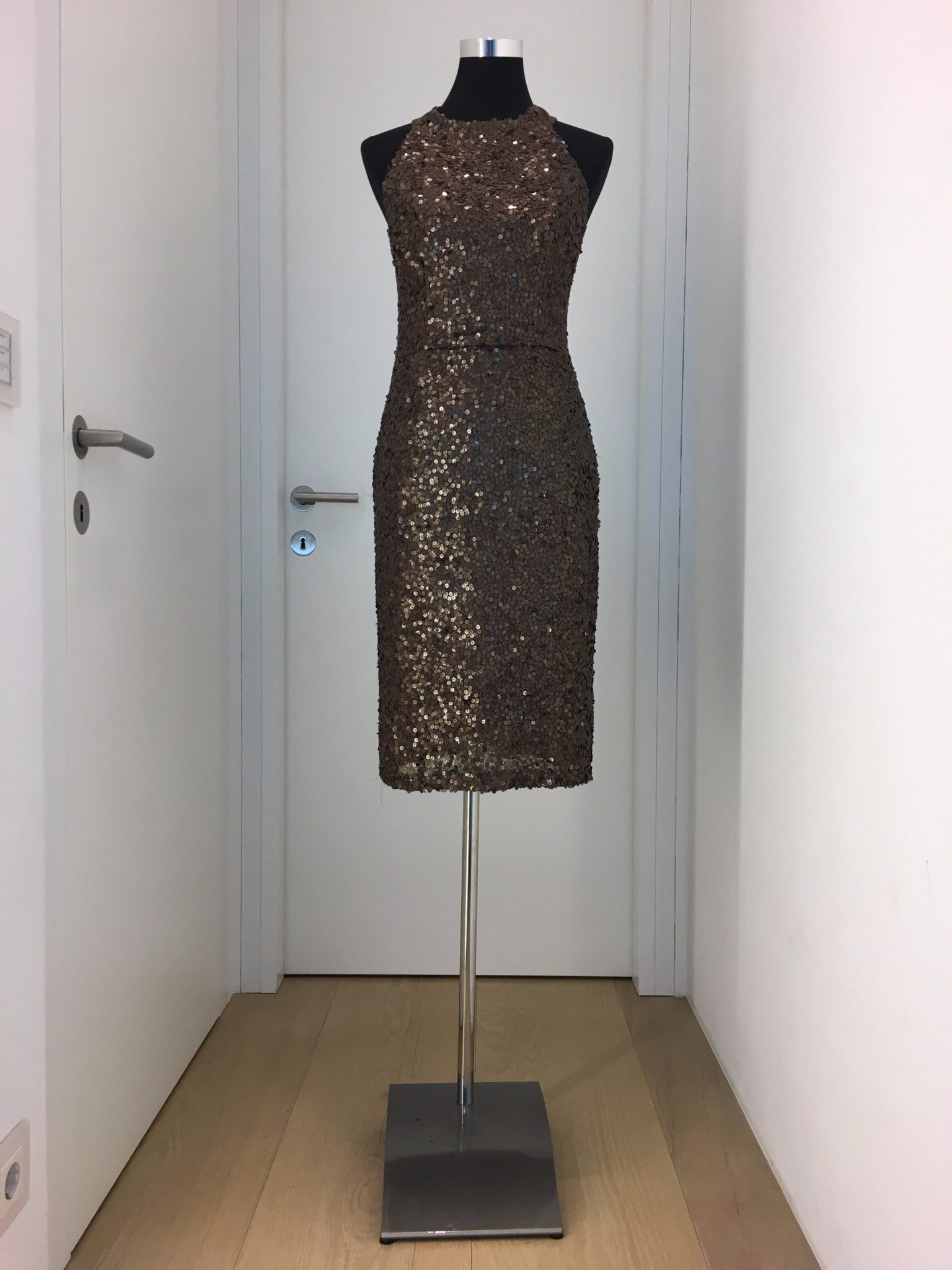 2026-kleid-cocktailkleid-braun-callisti-fashion Edles Pailletten Cocktailkleid in braun mit langem Zippverschluss im Rücken,Sportrücken, gerade geschnittener Rock, knielang, mit Lederbolero