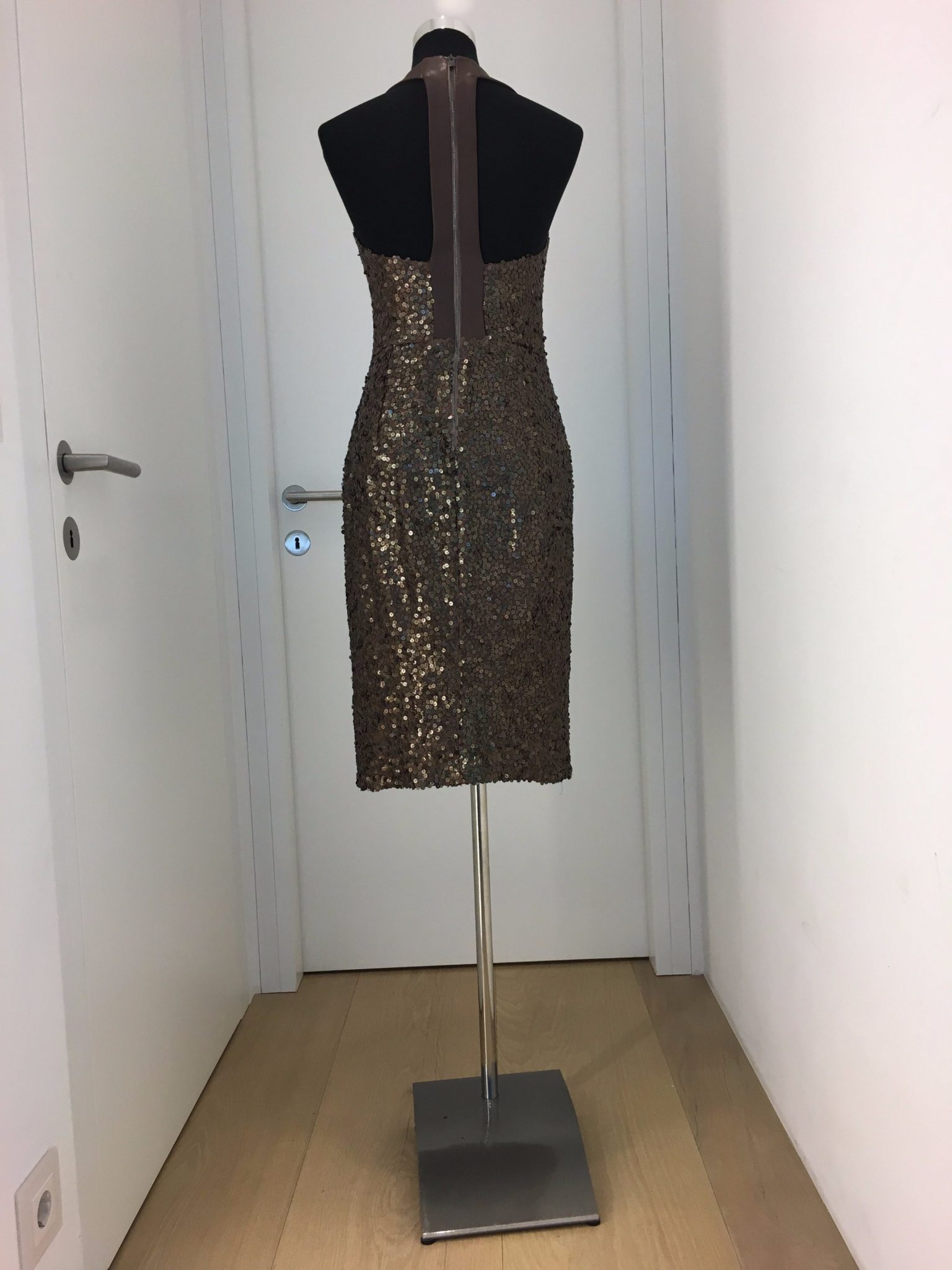 2026-kleid-cocktailkleid-braun-callisti-fashion Edles Pailletten Cocktailkleid in braun mit langem Zippverschluss im Rücken,Sportrücken, gerade geschnittener Rock, knielang, mit Lederbolero