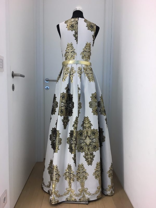 Bodenlanges Sommerball-/Abendkleid weiß mit großen goldenen Ornamenten, ärmellos, bodenlang, mit goldenem Gürtel