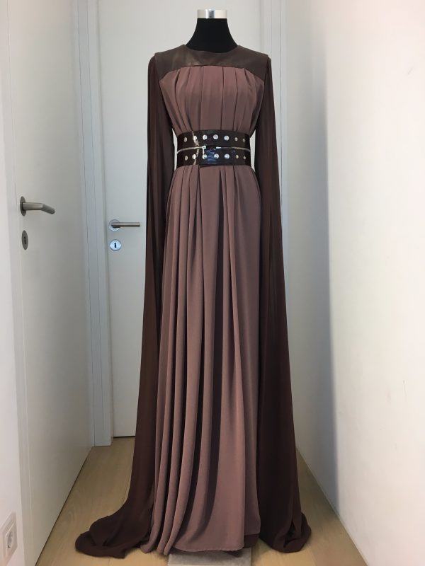 braunes Chiffon Ballkleid mit breitem verstellbaren Lackledergürtel, bodenlangen geschlitzten Ärmeln, bodenlang