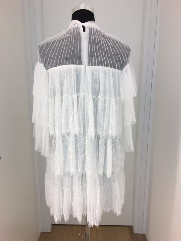 Weißes, kurzes Spitzen-Volants-Cocktailkleid mit weiten kurzen Ärmel
