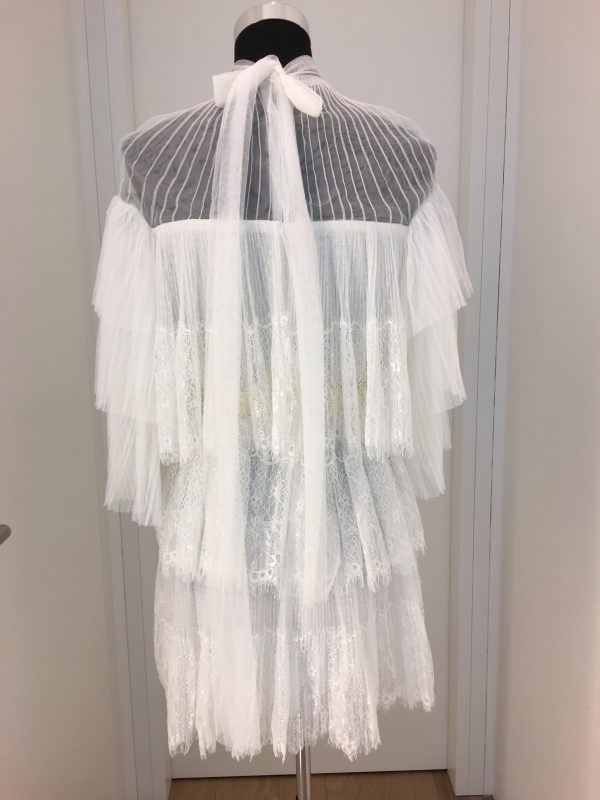 Weißes, kurzes Spitzen-Volants-Cocktailkleid mit weiten kurzen Ärmel