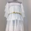 Weißes, kurzes Spitzen-Volants-Cocktailkleid mit weiten kurzen Ärmel