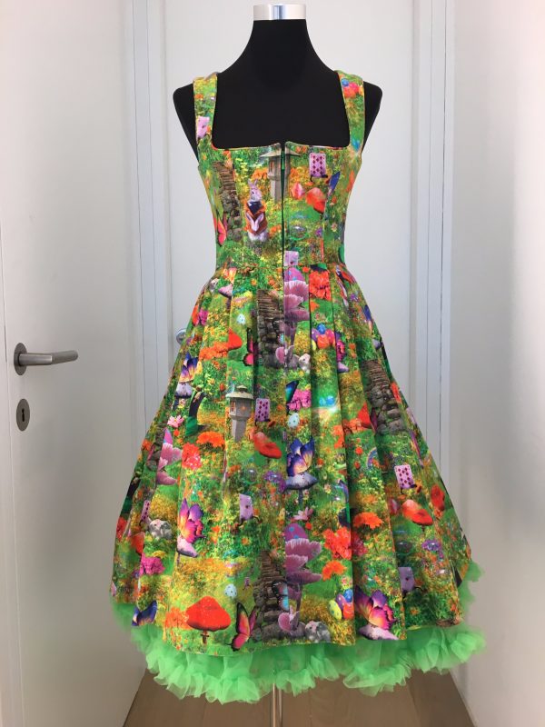 quietschgrünes Dirndl Design "Alice im Wunderland", violette Schürze mit weißen Punkten, quietschgrüner Pettycoat, weiße Bluse