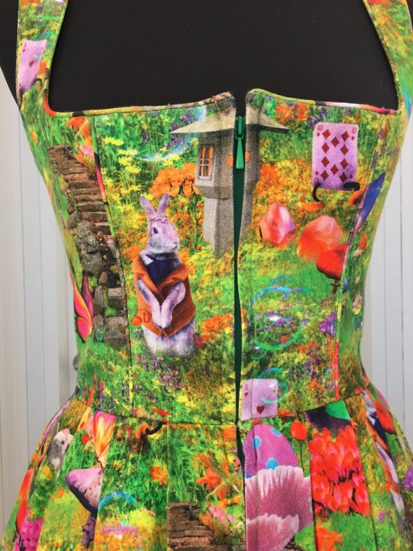 quietschgrünes Dirndl Design "Alice im Wunderland", violette Schürze mit weißen Punkten, quietschgrüner Pettycoat, weiße Bluse