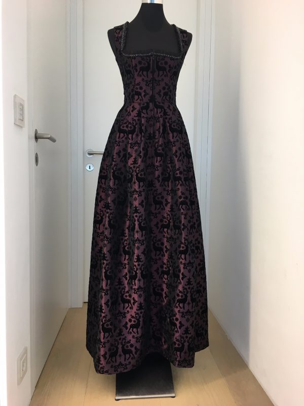 langes edles Seidendirndl mit Samthirschen, violette oder schwarze Seidenschürze, schwarze oder weiße Bluse