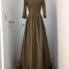 Edles goldenes Ballkleid mit rundem Halsausschnitt, tiefem Rücken, 3/ 4 Ärmel mit extrem langer Schleppe (4m), luftige Goldwebe, Oberteil gefüttert