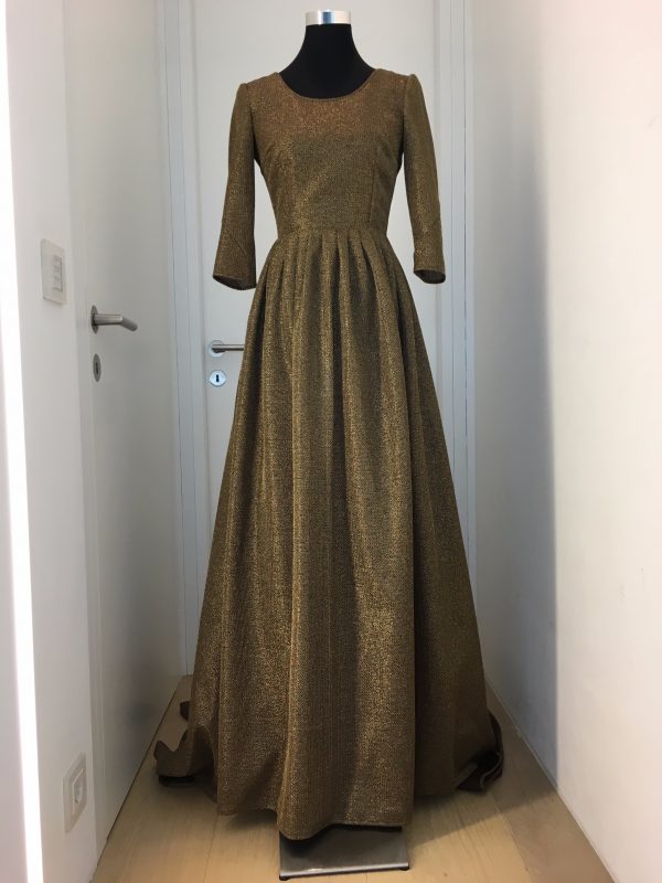 Edles goldenes Ballkleid mit rundem Halsausschnitt, tiefem Rücken, 3/ 4 Ärmel mit extrem langer Schleppe (4m), luftige Goldwebe, Oberteil gefüttert