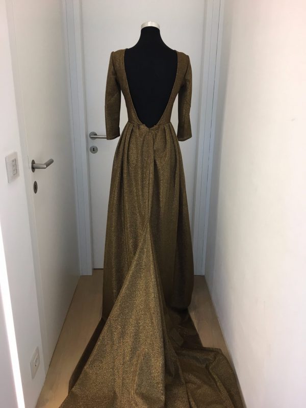 Edles goldenes Ballkleid mit rundem Halsausschnitt, tiefem Rücken, 3/ 4 Ärmel mit extrem langer Schleppe (4m), luftige Goldwebe, Oberteil gefüttert