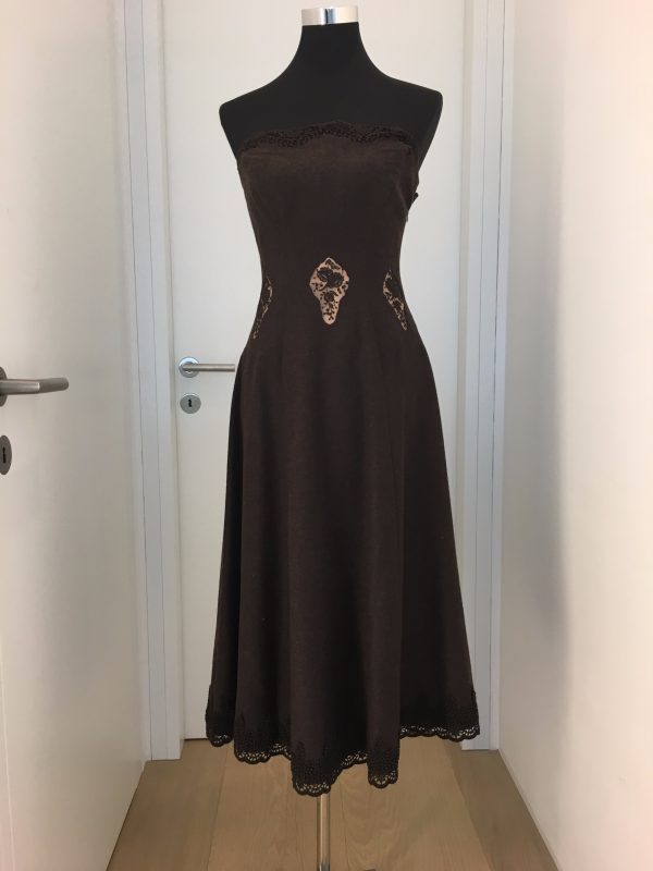 elegantes braunes schulterfreies Lodenkleid mit Spitzeneinsätzen und kurzem Bollerojäckchen, schöner Spitzenabschluss am Dekolleté und Saum, Bustier mit Stäbchenbank verstärkt