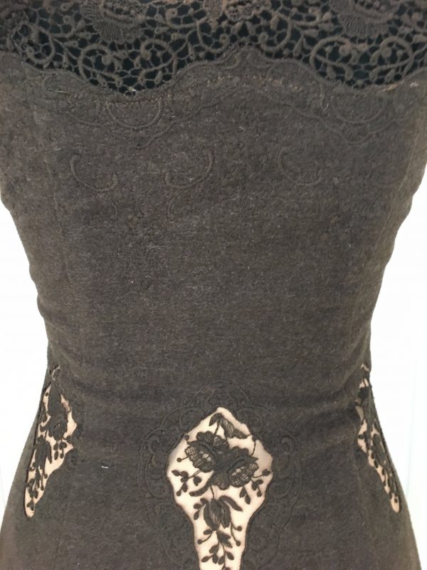 elegantes braunes schulterfreies Lodenkleid mit Spitzeneinsätzen und kurzem Bollerojäckchen, schöner Spitzenabschluss am Dekolleté und Saum, Bustier mit Stäbchenbank verstärkt