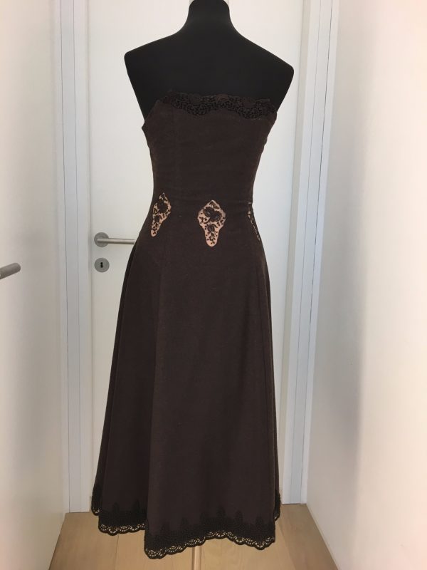 elegantes braunes schulterfreies Lodenkleid mit Spitzeneinsätzen und kurzem Bollerojäckchen, schöner Spitzenabschluss am Dekolleté und Saum, Bustier mit Stäbchenbank verstärkt