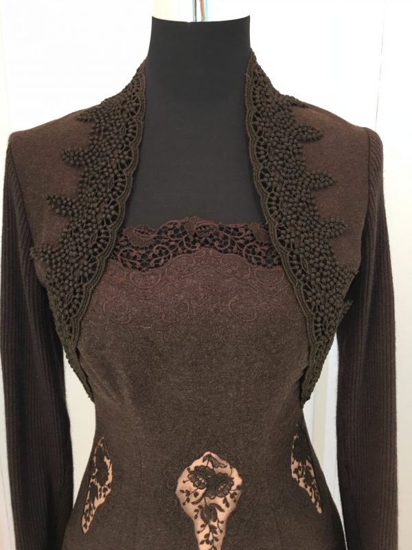 elegantes braunes schulterfreies Lodenkleid mit Spitzeneinsätzen und kurzem Bollerojäckchen, schöner Spitzenabschluss am Dekolleté und Saum, Bustier mit Stäbchenbank verstärkt