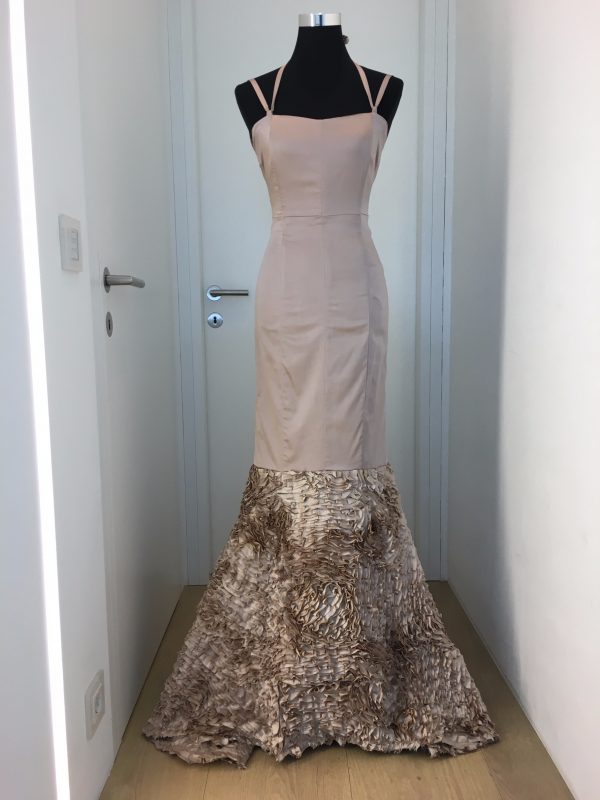 Elegantes Ballkleid in nude mit raffinierter Bindung über Schultern und Rücken, figurbetont, sexy, Rüschenstoff ab Kniehöhe, Schleppe