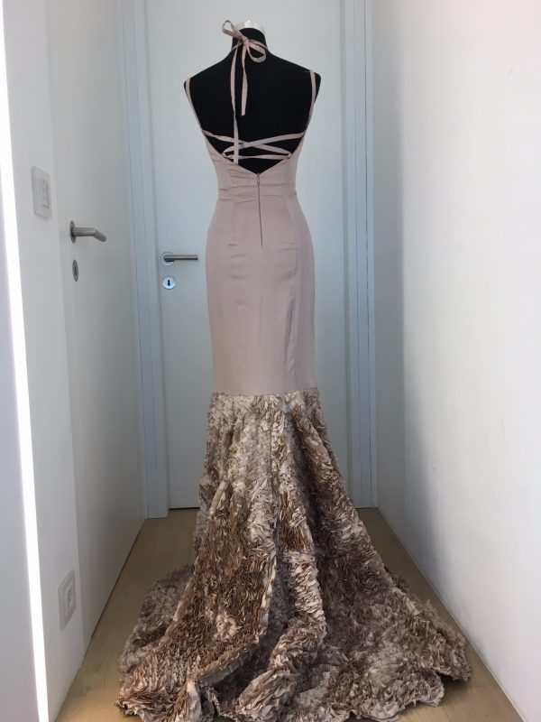 Elegantes Ballkleid in nude mit raffinierter Bindung über Schultern und Rücken, figurbetont, sexy, Rüschenstoff ab Kniehöhe, Schleppe