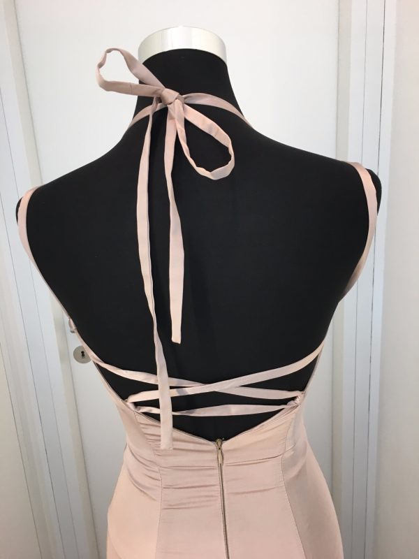 Elegantes Ballkleid in nude mit raffinierter Bindung über Schultern und Rücken, figurbetont, sexy, Rüschenstoff ab Kniehöhe, Schleppe