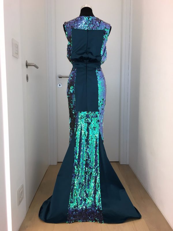 Langes Paillettenkleid in grün und violett mit Satinrechtecken und Satin-Bahnen, lange Schleppe, Oberteil etwas weiter, Meerjungfrauen Optik, Showpiece