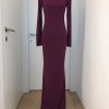 Bordeaux-rotes Stretch-Schlauchkleid mit Stehkragen, tiefem Rücken, überlangen Ärmeln mit Daumenschlitzen und Schleppe, Jersey