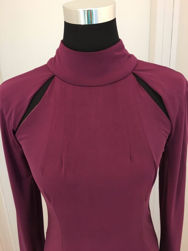 Bordeaux-rotes Stretch-Schlauchkleid mit Stehkragen, tiefem Rücken, überlangen Ärmeln mit Daumenschlitzen und Schleppe, Jersey
