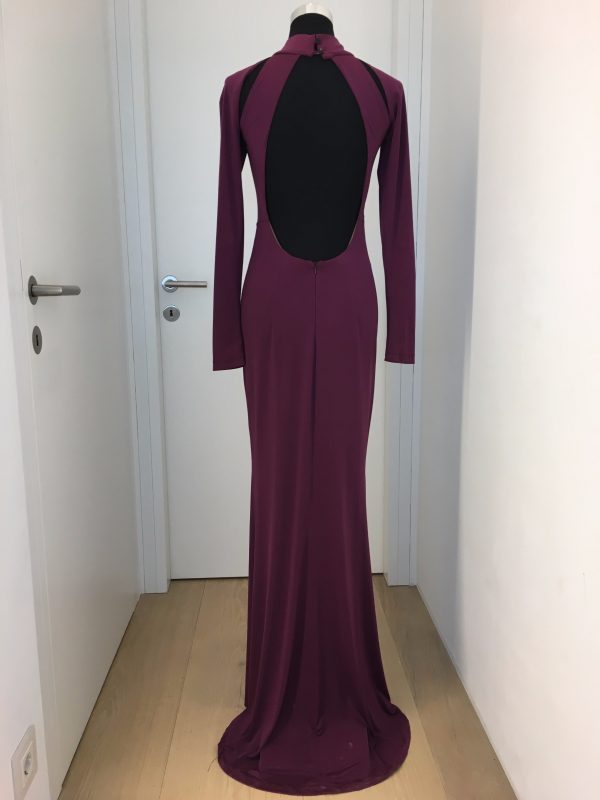 Bordeaux-rotes Stretch-Schlauchkleid mit Stehkragen, tiefem Rücken, überlangen Ärmeln mit Daumenschlitzen und Schleppe, Jersey