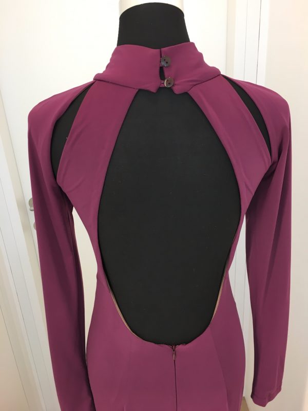 Bordeaux-rotes Stretch-Schlauchkleid mit Stehkragen, tiefem Rücken, überlangen Ärmeln mit Daumenschlitzen und Schleppe, Jersey