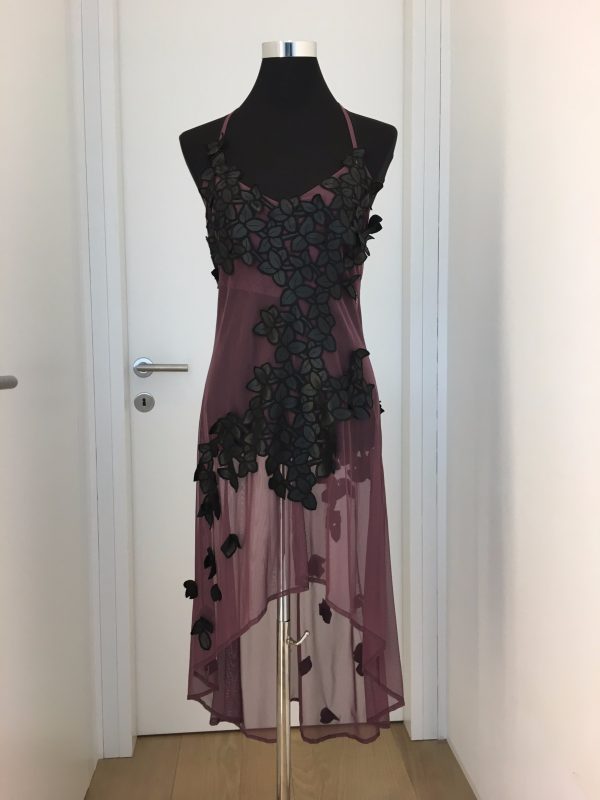 Sehr gewagtes bordeaux-rotes transparentes Cocktailkleid mit schwarzen Lederblüten, Sportträgern, knielang, hinten etwas länger