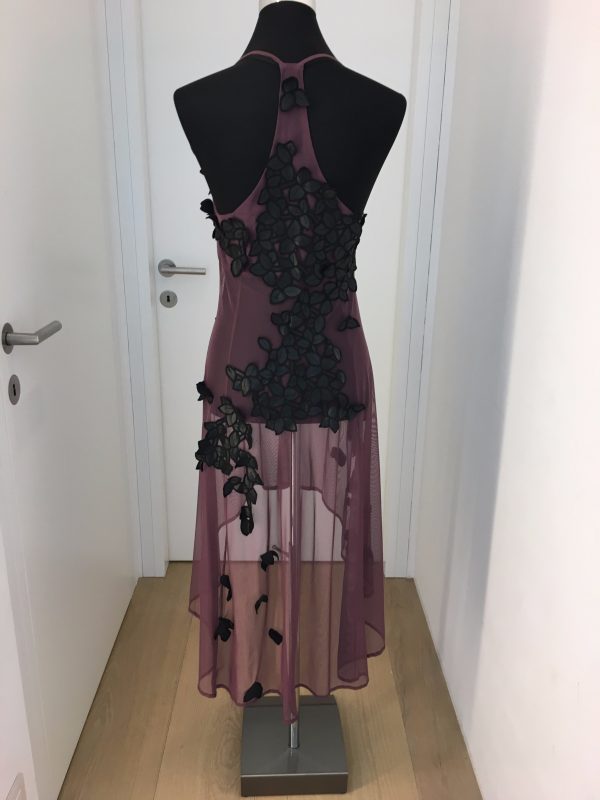 Sehr gewagtes bordeaux-rotes transparentes Cocktailkleid mit schwarzen Lederblüten, Sportträgern, knielang, hinten etwas länger