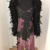 Sehr gewagtes bordeaux-rotes transparentes Cocktailkleid mit schwarzen Lederblüten, Sportträgern, knielang, hinten etwas länger