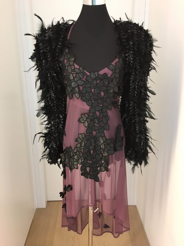 Sehr gewagtes bordeaux-rotes transparentes Cocktailkleid mit schwarzen Lederblüten, Sportträgern, knielang, hinten etwas länger