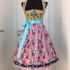 fröhliches Dirndl im Design "Russische Matruschka", grüner Leib, dunkelblauer Unterteil, rosa Schürze mit blitzblauem Schürzenband, weiter rosa Pettycoat, weiße Bluse