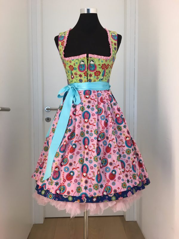 fröhliches Dirndl im Design "Russische Matruschka", grüner Leib, dunkelblauer Unterteil, rosa Schürze mit blitzblauem Schürzenband, weiter rosa Pettycoat, weiße Bluse