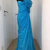 Blitzblaues edles Seidenballkleid in Wickeloptik und großer Stoffblume, bodenlang