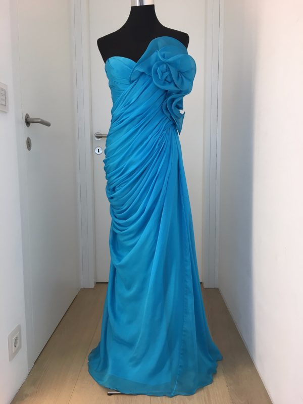 Blitzblaues edles Seidenballkleid in Wickeloptik und großer Stoffblume, bodenlang